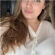 Titulada en Sanidad con dos grados superiores, imparte clases.